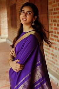 Elégant Saree en soie Lichi doux et complexe Golden Zari Design Bollywood pour les événements traditionnels d'hiver Cadeaux Fashionharbour - Product Image 3