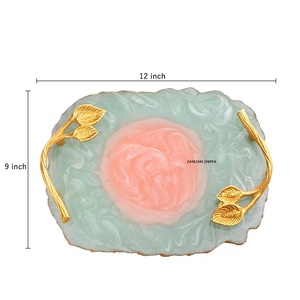 Plateau/plateau en résine Aqua-Pink au design moderne fait à la main avec élégante planche de service époxy à poignée dorée pour les collations et les boissons - Product Image 3