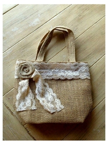 Sac fourre-tout en jute avec dentelle rustique et rose, avec un nœud en tissu rose et une bordure en dentelle dans des tons naturels, conçu pour un port quotidien élégant à l'épaule - Product Image 3