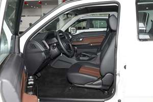 Great Wall Wingle 7 Pick-up de taille moyenne 2.0T 170 ch Moteur turbo Propulsion arrière Boîte de vitesses manuelle et automatique Volant à gauche Intérieur sombre - Product Image 4