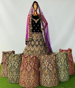 Lehenga de mariée en velours de luxe avec Latkan Concept Flair de <span class=keywords><strong>3</strong></span> mètres et raccord de canette lourd pour l'approvisionnement de mariée en gros - Product Image 6