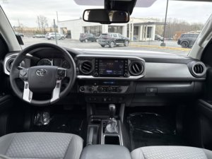 Pre_Owned Clean 2023 Toyo ta Tacoma SR5 Double Cab 5' <b>Bed</b> V6 AT - Product Image 5