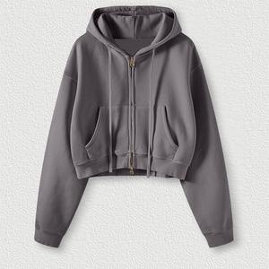 Sweat-shirt classique alliant chaleur, respirabilité et style urbain, idéal pour être superposé ou porté seul au quotidien - Product Image 5