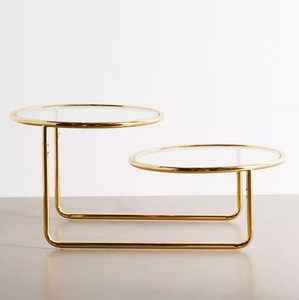 Cadre en métal avec dessus en verre Table basse pour centre maison et jardin Table basse avec base couleur or Table basse design - Product Image 1