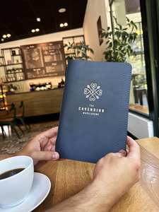 Cubierta de menú de cuero de búfalo genuino Tamaños personalizados disponibles Soporte de menú de cuero hecho a mano para cenas elegantes, bares y eventos - Product Image 1