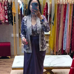 Colección Indo Western de diseñador de boutique indio con trabajo de bordado en tela de Chinon pesado para ropa de fiesta de mujer - Product Image 1