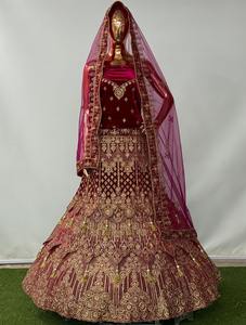 Ensemble Lehenga en velours de mariée lourd avec Latkan Concept Jarkan Work Double Dupatta parfait pour les commandes en gros - Product Image 2