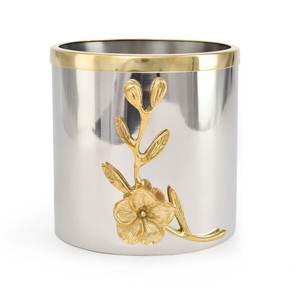 El florero de aluminio más demandado con detalles florales y un acabado elegante que realza el valor percibido de cualquier arreglo floral. - Product Image 1