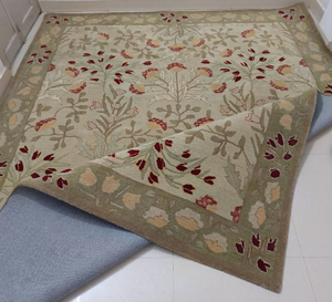Alfombras de lana hechas a mano con diseño de flores abstractas, tamaño y color personalizables para uso en el hogar, oficina o sala de estar. - Product Image 3