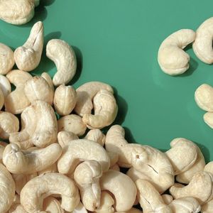 Vente en gros de haute qualité Noix de cajou brutes du Vietnam W240 Noix de cajou grillées salées exportées vers l'Asie, l'UE, le Moyen-Orient - Product Image 1