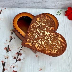 Boîte à bijoux en bois en forme de cœur sur mesure, fabrication artisanale en bois massif, rangement pour bibelots, décoration d'intérieur, cadeau - Product Image 4