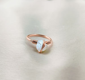 แหวนพลอยมรกตดิบ8-10มม. หุ้มด้วยลวดเงินสเตอร์ลิงชุบโรสโกลด์แหวนเงินสเตอร์ลิงวันเกิด - Product Image 3