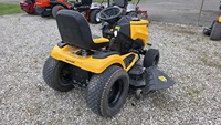 Tractor cortacésped Cub Cadet XT1 ST54 2023 equipado con plataforma de corte estampada de 54 pulgadas y conjunto de 2 bolsas para un trabajo de limpieza eficaz.