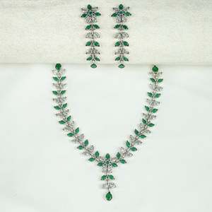 Elegante Juego de Collar y Aretes de Plata Ayushi con Esmeralda Semipreciosa y Circonita en Forma de Flor y Pétalos para Bodas - Product Image 4