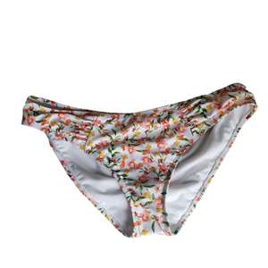 Shade & Shore Costume da Bagno Bikini a Due Pezzi da Donna con Stampa Floreale, Parte Inferiore con Laccetti Laterali e Logo in Vita, Taglia XL - Product Image 1