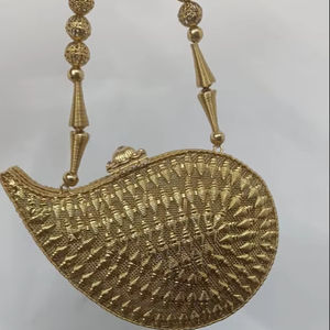 Pochette vintage en laiton gravé, accessoire de mode pour occasions spéciales et réceptions du soir, avec détails étincelants - Product Image 5