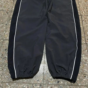 Pantalon tendance en nylon avec bande latérale, taille élastique, ceinture réglable, fermeture éclair et bouton, poches, jambe large, couleur noire - Product Image 5