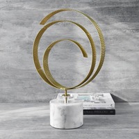 Sculpture artistique en aluminium en forme de vague pour la décoration intérieure conçue avec des lignes fluides et une influence contemporaine