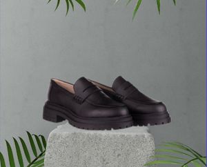 Wypex Grace รองเท้าหนังสตรีนุ่มกันลื่นรุ่นสีดำขาวเหนือกาลเวลาเพื่อความสบายตลอดทั้งวันพื้นรองเท้าเป็นยางสำหรับใส่ในตู้เสื้อผ้า - Product Image 1