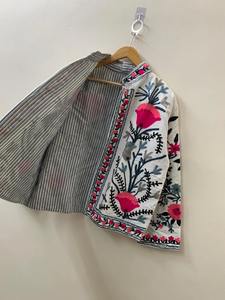 Blanc fait à la main velours hiver à la main velours Vintage Suzani avec poche hiver veste courte Bomber veste florale pour les femmes - Product Image 6