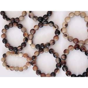 Bracelet en corne de vache de buffle écologique fabriqué à la main avec des perles brunes blanches polies Cadeau de style moderne pour toute occasion - Product Image 1
