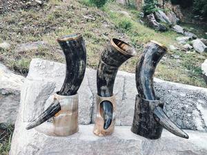 Cuerno para beber vikingo pulido ecológico natural con soporte de cuerno y latón dorado - Product Image 3