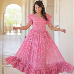 Collection de robes de créateurs indiens de couleur rose Tissus en soie faux georgette avec impression numérique Travail de conception pour les femmes Vêtements de mariage - Product Image 1