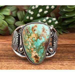 Brazalete de Plata de Ley y Turquesa Royston Hecho a Mano por Artistas Navajo, Accesorio de Moda - Product Image 1