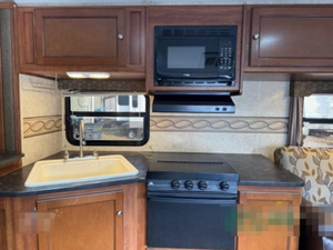 Autocaravana Usada en Excelentes Condiciones, Modelo K-E-Y-S-T-O-N-E RV CO ULTRA LITE 246RBS 2013, Alto Rendimiento, 36 pies de Largo, 2000 kg de Carga Útil, Color Oscuro, en Venta - Product Image 3