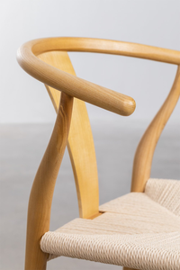 Chaise de salle à manger en bois de teck élégamment sculpté avec coussin en peluche - Product Image 4