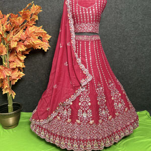 Ensemble de fête prêt-à-porter moderne en lehenga choli avec broderie lourde et travail de paillettes, prêt pour l'hiver/l'été, avec chemisier et dupatta - Product Image 1