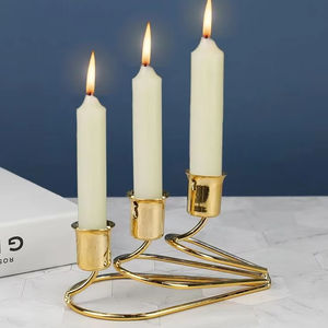 Candelabro Triple de Metal Hecho a Mano con Aspecto Antiguo para Interiores Elegantes, Luces para Ceremonias de Boda y Decoración de Eventos Especiales - Product Image 1