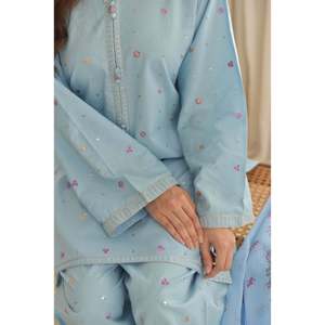 Ensemble 3 pièces SAPPHIRE : Chemise brodée en lawn pour usage quotidien avec dupatta imprimée en mousseline et pantalon brodé - BIC-4566 - Product Image 4