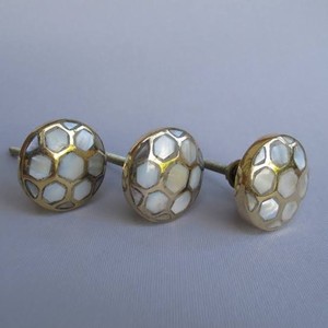 Quincaillerie indienne faite à la main auto-adhésive nacre boutons de porte en laiton boutons d'armoires de cuisine écologiques mère en céramique osseuse - Product Image 4