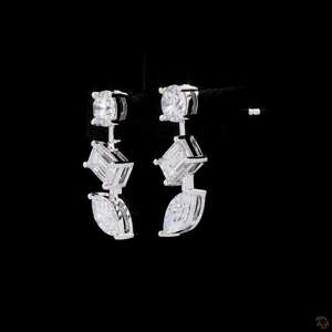 Magnifiques boucles d'oreilles pendantes à trois pierres de 3,26 carats pour femmes, émeraude de laboratoire cultivée, diamants ronds en marquise en or blanc 14 carats - Product Image 4