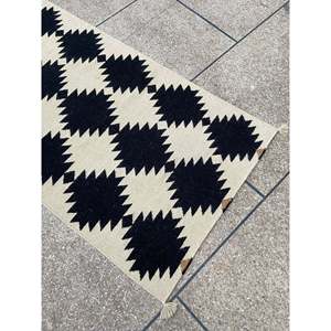 Tapis de couloir Kilim en laine tissé à la main noir et ivoire, taille personnalisée, antidérapant, design tissé - Product Image 3