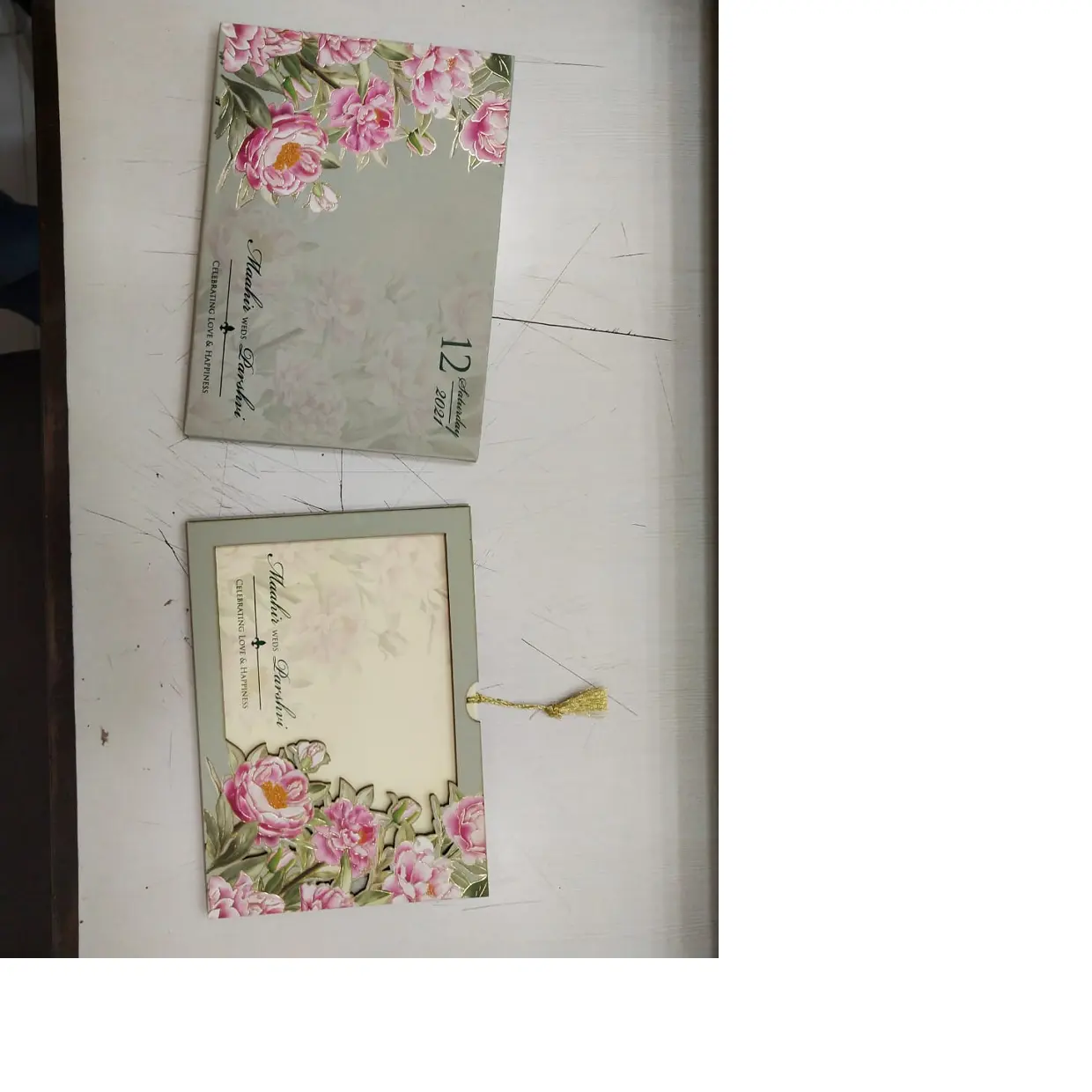 Özel yapılmış gri renkli çiçek ahşap düğün kartları ile özel baskılar için ideal satış ve basılabilir ile metin