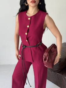 Ensemble tailleur élégant bordeaux pour femme avec haut à volants boutonné et pantalon large – Collection automne - Product Image 6