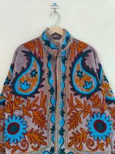 Veste en velours Suzani exclusive brodée à la main, manteau de style indien fait à la main, robe de mariée bohème, veste de festival, cadeau de Noël - Product Image 2