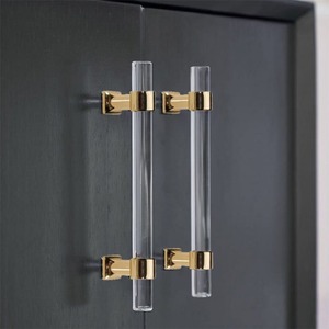 Poignées de porte en acrylique transparent avec accessoires métalliques pour les intérieurs contemporains - Product Image 1