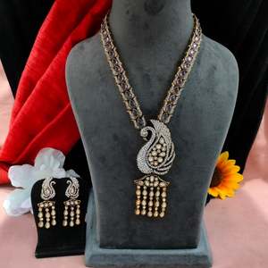 สร้อยคอจี้นกยูงเพทายวิคตอเรียการจัดเรียงอย่างสง่างามของหินเพทายประกายที่ดึงดูดแสงจากทุกมุม - Product Image 6