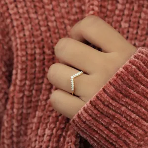 Bague en diamant incurvée adorable pour femme pour mariage - Product Image 4