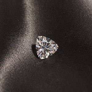 Moissanita Premium de 3 Quilates Cultivada en Laboratorio, Corte Trillón |   Gema Suelta Color D VVS1 con Efecto de Color/Brillo de 10x10 mm para Joyería - Product Image 2