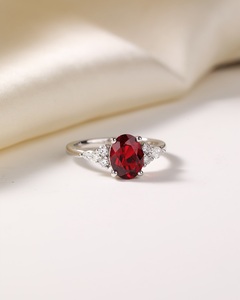 Anillo de compromiso de diamante rojo de corte ovalado de 10x8mm personalizable, banda de boda de tres piedras, Plata de ley para mujer, chapado en oro de 18 quilates, nupcial - Product Image 3