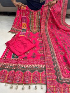 Salwar Kameez en soie de style indien et pakistanais, imprimé numérique, avec de véritables broderies miroir et bordure en dentelle épaisse, prêt-à-porter, idéal pour les fêtes. - Product Image 2