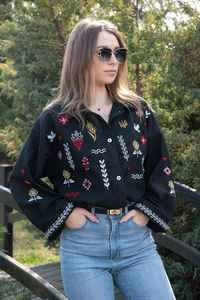 Algodón orgánico Vintage Boho Folk Bordado Floral Botón Blusa negra ODM Hecho en India - Product Image 2