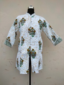 Chaquetas reversibles con estampado de bloques acolchados kantha de algodón con diseño floral ideales para diseñadores de moda y tiendas de ropa - Product Image 3