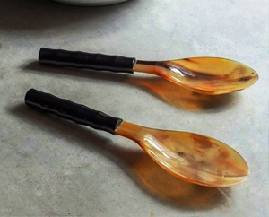 Juego de Servidores de Ensalada con Mango de Madera, 2 Piezas, Hecho a Mano EN LA India, Cuerno de Resina, Utensilios Premium para Uso EN LA Cocina - Product Image 2