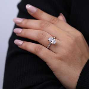 Anillo de Compromiso Solitario con Diamante Cultivado en Laboratorio, Corte Ovalado, 3.33 TCW, VS1, Plata de Ley y Oro, Elegante y Lujoso - Product Image 3