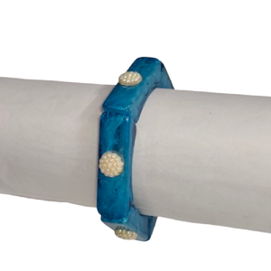 Pulsera elástica segmentada con efecto mármol en azul océano profundo y remaches florales plateados intrincados – Joyería de resina pulida a mano con estilo - Product Image 5